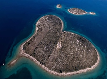 10 most-Googled tourist destinations and how many visitors they attract annually